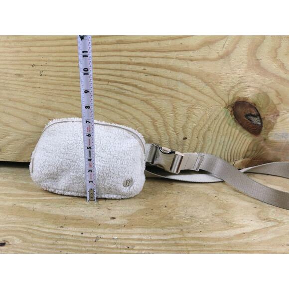 Lululemon Belt Bag Everywhere Fleece Natural Sherpa Fanny Pack Crossbody - Picture 7 of 10